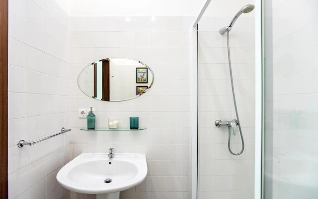 Bonjardim Studio w/ Balcony by LovelyStay