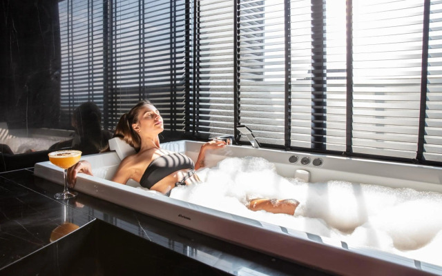 Charisma De Luxe Hotel