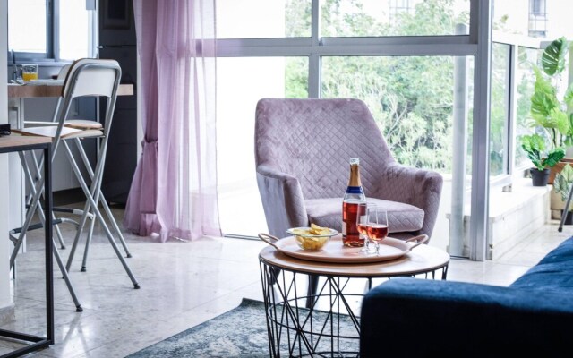 Apt with Balcony In the Heart of TLV