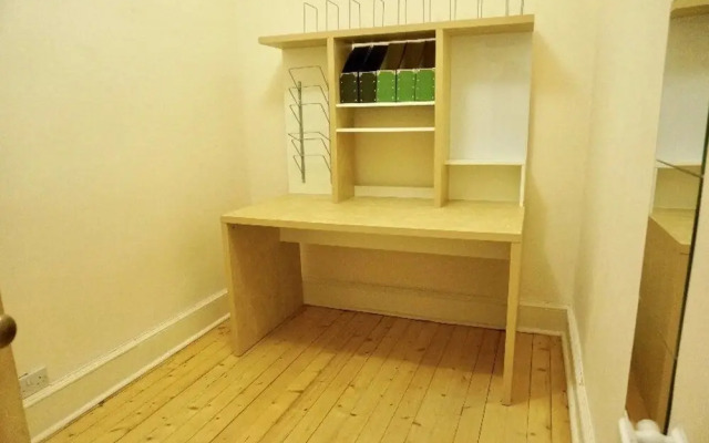 Stylish 3-Bedroom Period Apt Close To City Centre