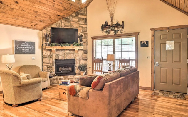 Screened Deck: Cozy Branson West Cabin!