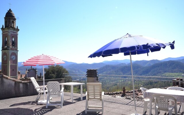 20 km from the 5 Terre, in a small town, 3-room apartment, terrace with view