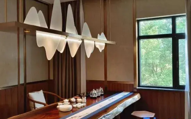 Zhonglu Hotel (Lushan Bailu Avenue)