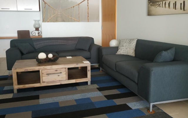 Best at Bright Point Absolute Waterfront 4 bedroom apartment – Guest Rooms – Magnetic Island