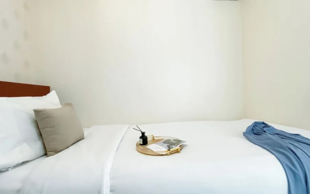 Strategic And Homey 2Br Green Pramuka Apartment