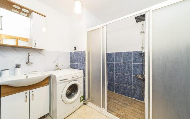 Central Flat With Balcony and Terrace in Muratpasa