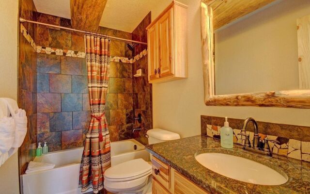 Grand Moose Lodge 3 Bedroom Home by RedAwning