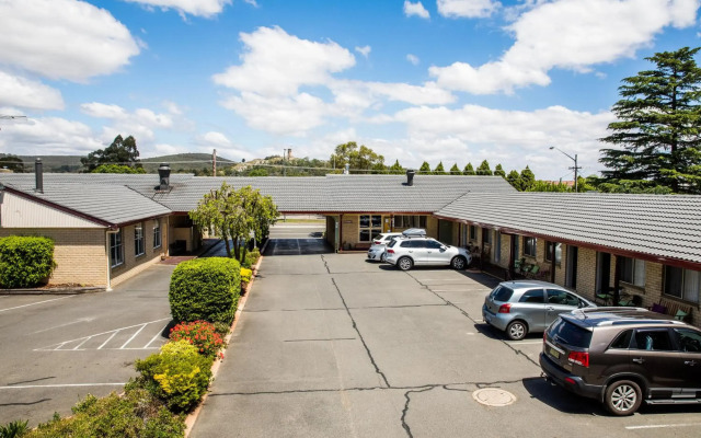 Lilac City Motor Inn & Steakhouse