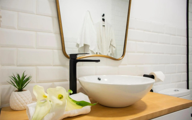 Duerme junto a la Plaza de Toros de Granada.