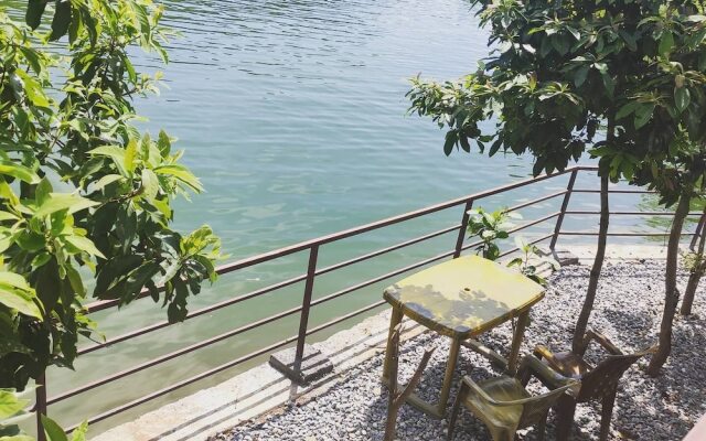 Begnas Lake front guest house