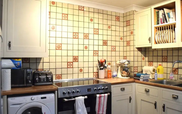 Delightful 1 Bedroom Garden Flat, Near To River