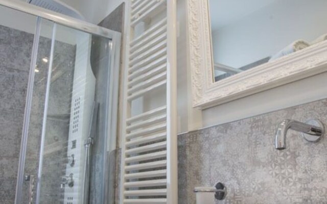 White Suite  Apartments