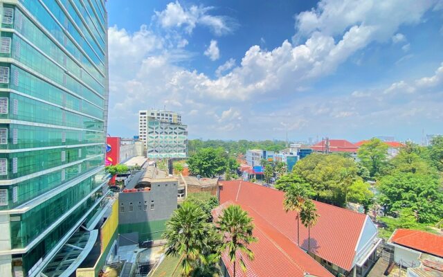 Clean And Comfy Studio Room At Tamansari La Grande Apartment
