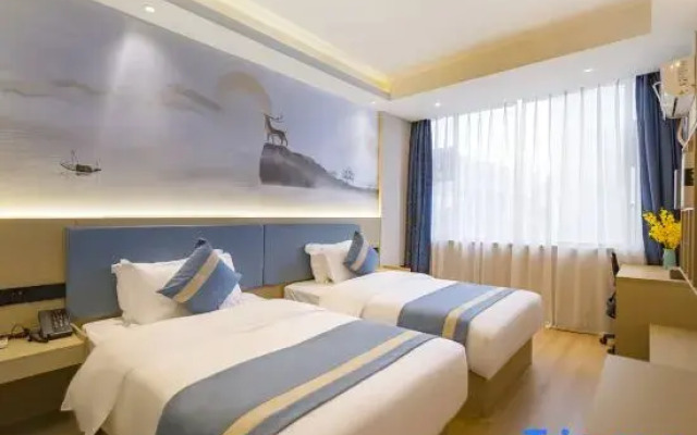 Yunqi Light Residence Hotel (Yisheng Square Pedestrian Street Branch)