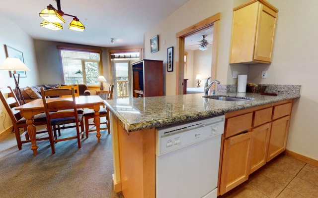 Sunstone 125 Ski-In Ski-Out, Mountain Modern, Garage, Fitness Center by RedAwning