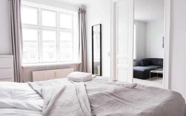 Beautiful 2-bed With Large Balcony