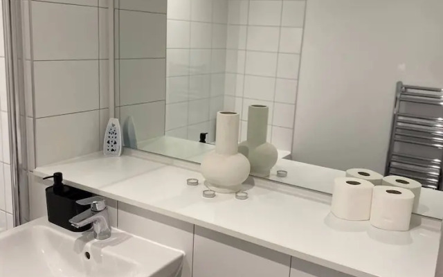 Lakeside - Central Apartment - Free Parking - Cinema Room