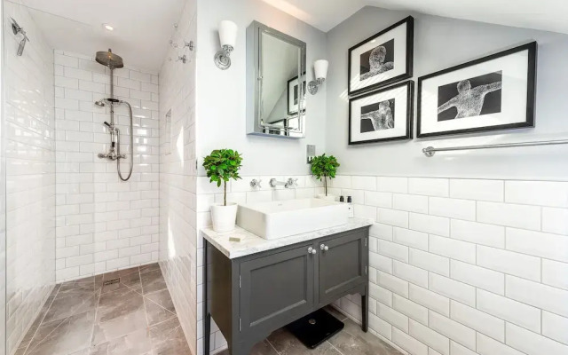 Luxurious Wandsworth Home Close to Putney Heath by Underthedoormat