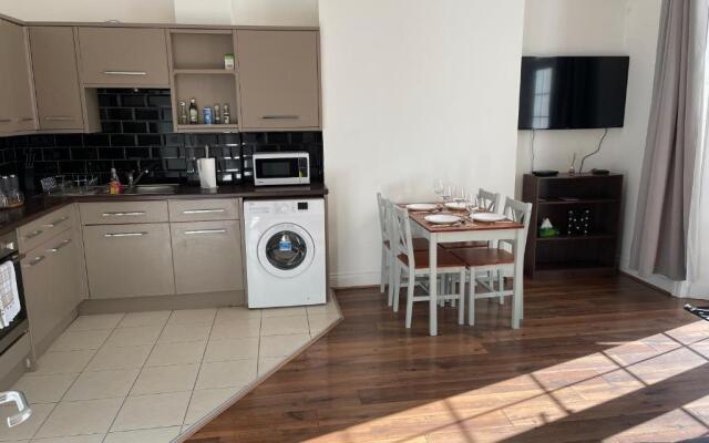 Spacious 2-bed Apartment With Free Parking