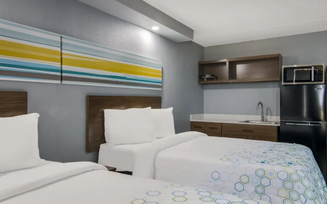 HomeTowne Studios by Red Roof & Conference Center Chicago – N Aurora/ Naperville