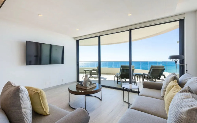 Oceanfront Vibes Iconic Beachside Getaway