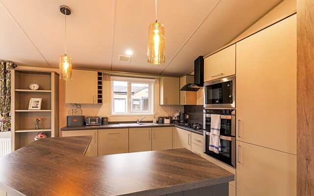 Waterfall Luxmy Lodge with Hot Tub