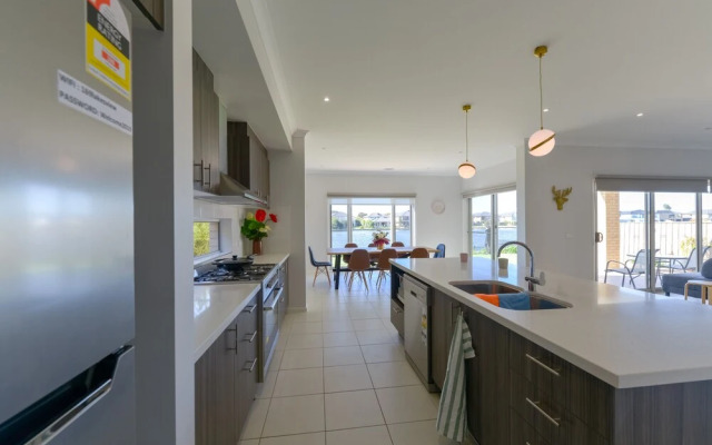 Luxury Waterfront Grand Villa in Melbourne