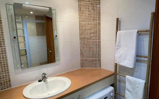 Refurbished 1 bedroom apartment with large pool