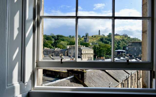 Sophisticated 2 Bedroom Edinburgh Flat Near Old Town