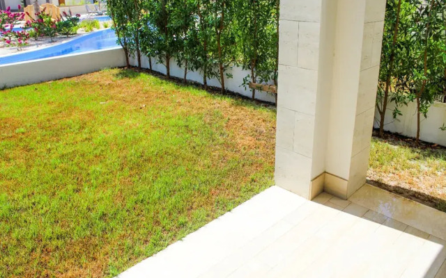 Serene 1-bedroom With Pool View