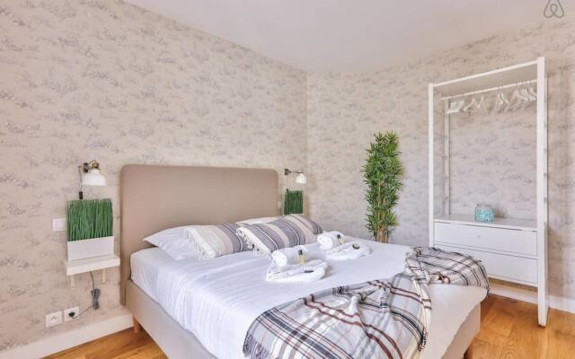 Family Apartment in Buttes Chaumont