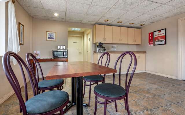 Econo Lodge Dewitt I-90