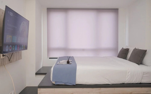 Warm and Spacious Studio Room at Collins Boulevard Apartment