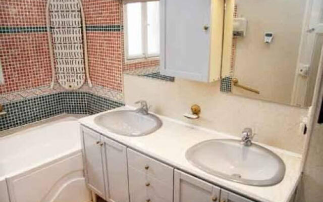 Two-Bedroom Apartment Montmartre (121)