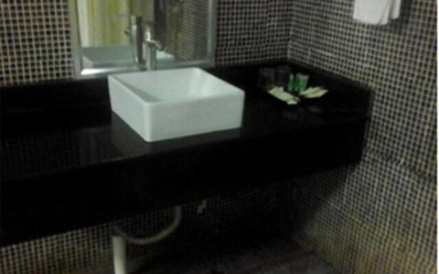 100 Chain Hotel