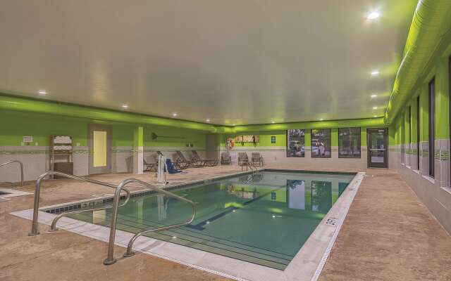 La Quinta Inn & Suites by Wyndham Cleveland Airport West