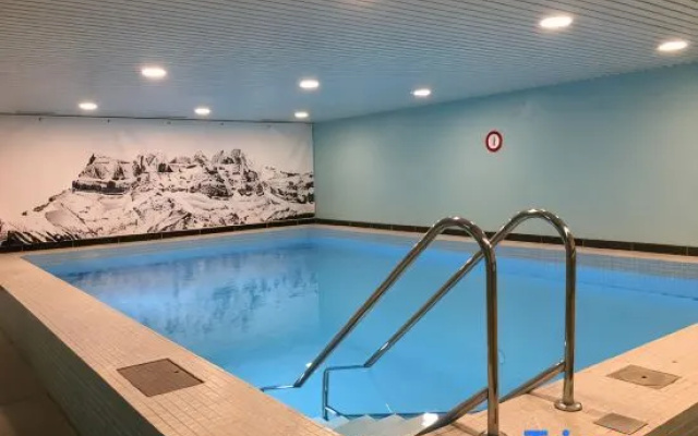 Cozy apartment with pool & balcony–near ski slope, Morgins, Portes du Soleil – Pool – Morgins