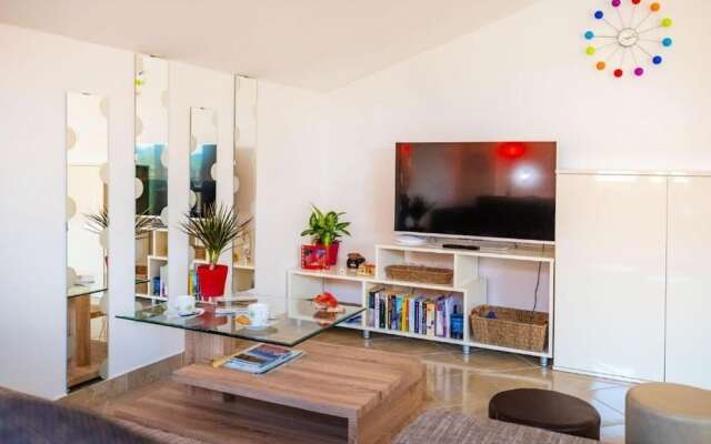 Luce - Pool and View - A1