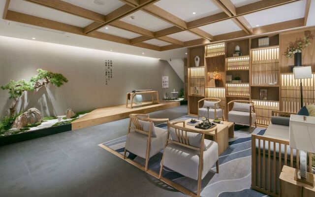 Qianna Hotel (Zhengzhou Erqi Square David City)