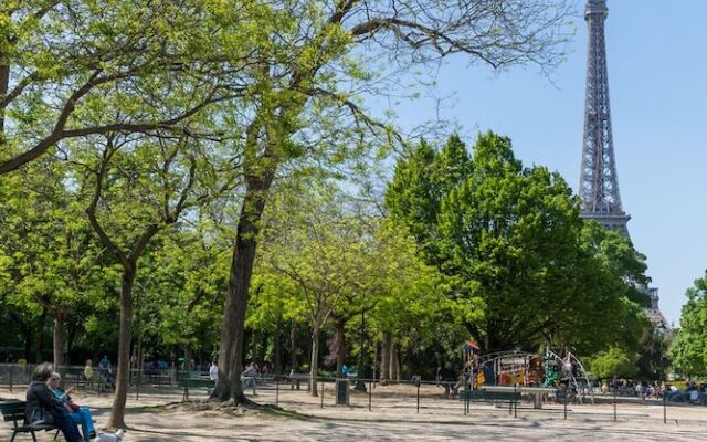 Avenue to the Eiffel Tower