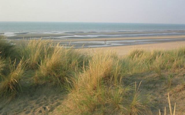 Modern beachside apartment in Bray-Dunes close to De Panne