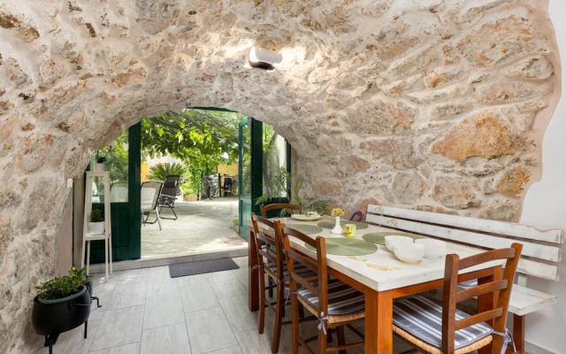 Stylishly Decorated Apartment With Private Terrace