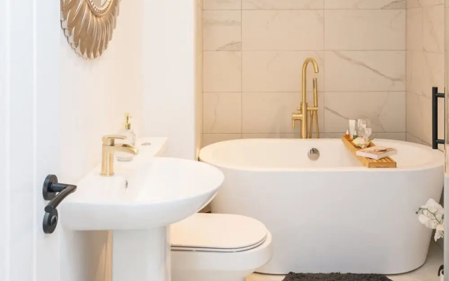 Host Stay Eccles Hideaway