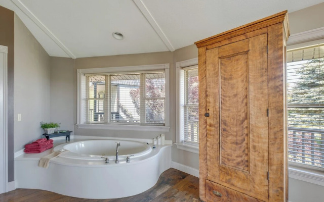 Panoramic Views: Hillside Millersburg Studio