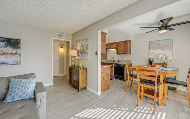 Cozy Fresno Condo w/ Balcony & Pool Access