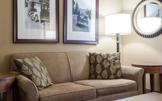Russell Inn & Suites