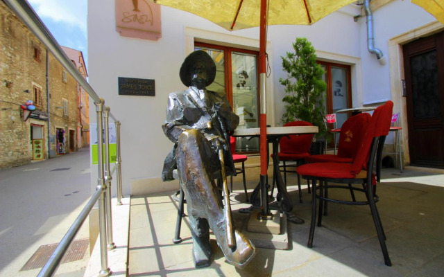 Top Center Apartment