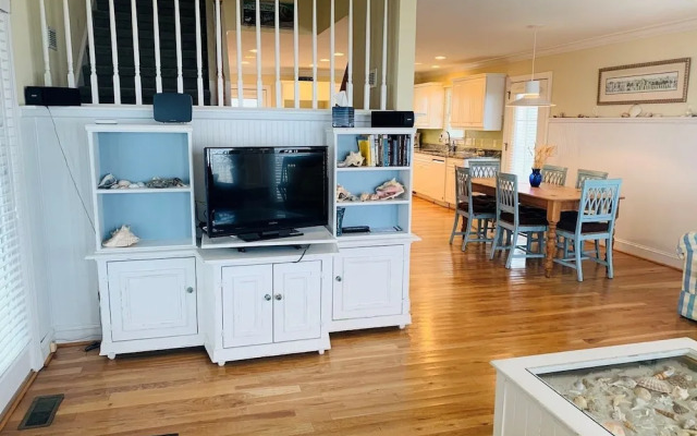 Sweet Dreams Private  4 Bedroom Home by RedAwning