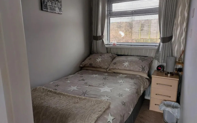 1st Floor Hillview 2 Bedroomed Central Location
