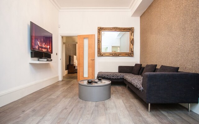 Beautiful 4 Bedroom House in South Kensington